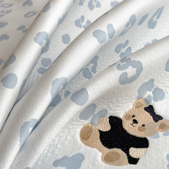 91家纺网 家纺一手货源 找家纺 几禾 2026春夏新款豹纹刺绣凉席空调软席凉席席子 小熊豹豹-浅蓝 床席款