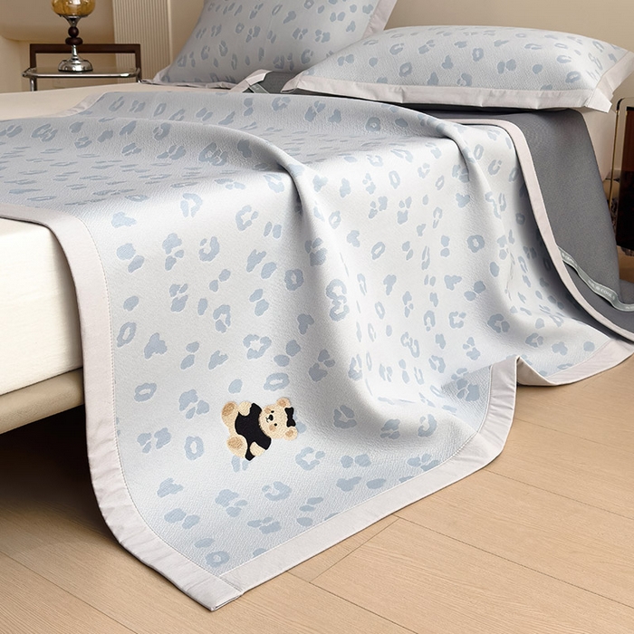 91家纺网 家纺一手货源 找家纺 几禾 2026春夏新款豹纹刺绣凉席空调软席凉席席子 小熊豹豹-蓝 床席款