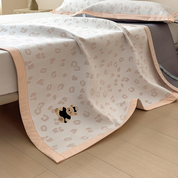 91家纺网 家纺一手货源 找家纺 几禾 2026春夏新款豹纹刺绣凉席空调软席凉席席子 小熊豹豹-玉色 床席款