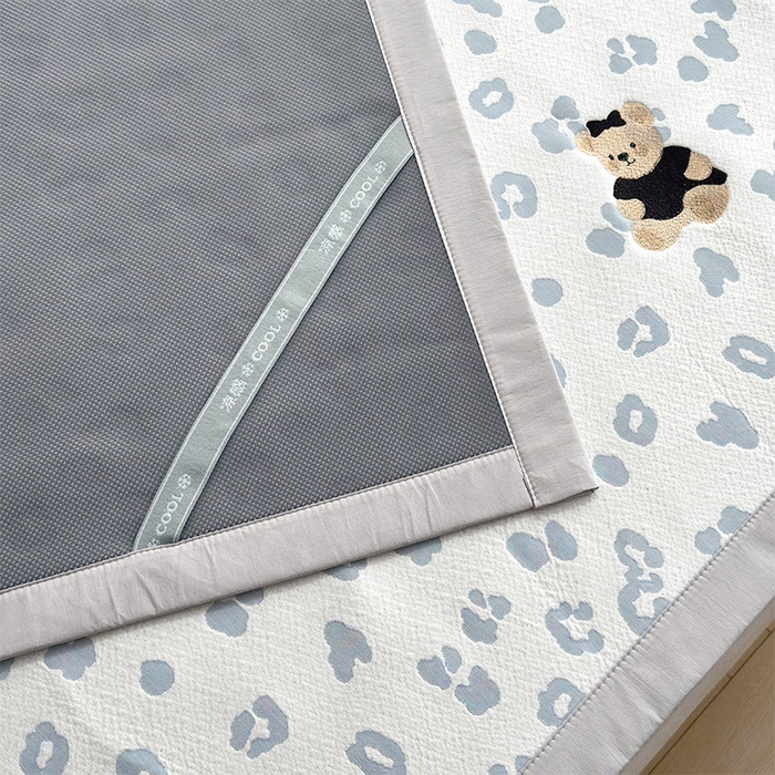 91家纺网 家纺一手货源 找家纺 几禾 2026春夏新款豹纹刺绣凉席空调软席凉席席子 小熊豹豹-浅蓝 床席款