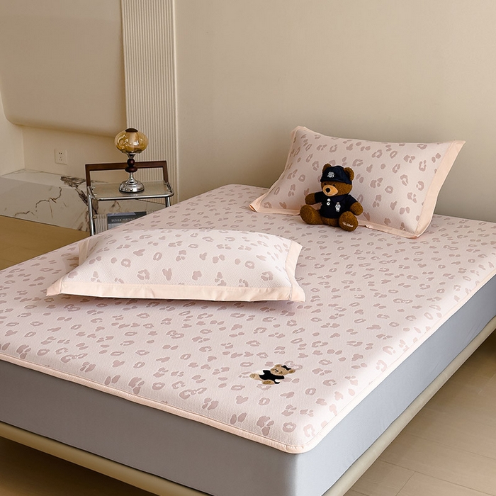 91家纺网 家纺一手货源 找家纺 几禾 2026春夏新款豹纹刺绣凉席空调软席凉席席子 小熊豹豹-粉 床笠款