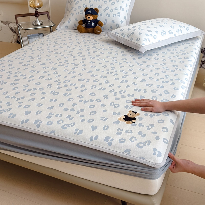 91家纺网 家纺一手货源 找家纺 几禾 2026春夏新款豹纹刺绣凉席空调软席凉席席子 小熊豹豹-浅蓝 床笠款