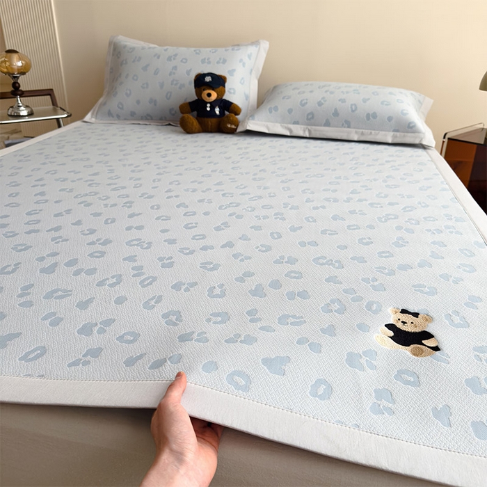 91家纺网 家纺一手货源 找家纺 几禾 2026春夏新款豹纹刺绣凉席空调软席凉席席子 小熊豹豹-蓝 床席款