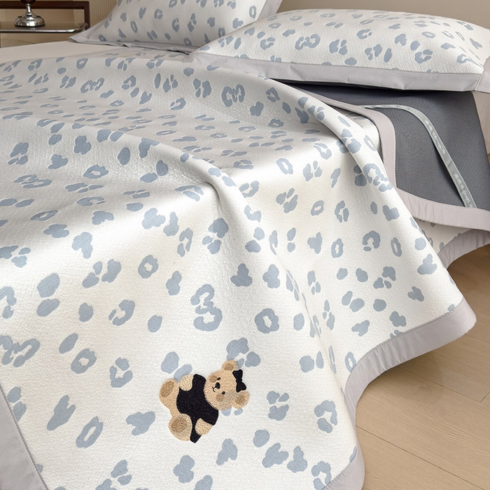 91家纺网 家纺一手货源 找家纺 几禾 2026春夏新款豹纹刺绣凉席空调软席凉席席子 小熊豹豹-浅蓝 床席款