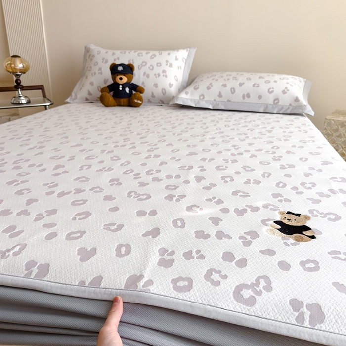 91家纺网 家纺一手货源 找家纺 几禾 2026春夏新款豹纹刺绣凉席空调软席凉席席子 小熊豹豹-浅粉 床笠款