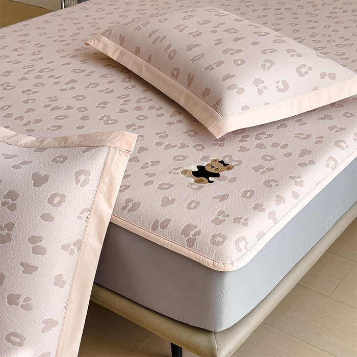 91家纺网 家纺一手货源 找家纺 几禾 2026春夏新款豹纹刺绣凉席空调软席凉席席子 小熊豹豹-粉 床笠款