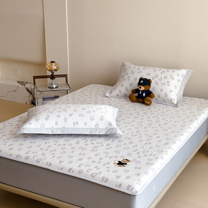 91家纺网 家纺一手货源 找家纺 几禾 2026春夏新款豹纹刺绣凉席空调软席凉席席子 小熊豹豹-浅粉 床笠款