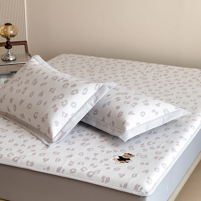 91家纺网 家纺一手货源 找家纺 几禾 2026春夏新款豹纹刺绣凉席空调软席凉席席子 小熊豹豹-浅粉 床笠款