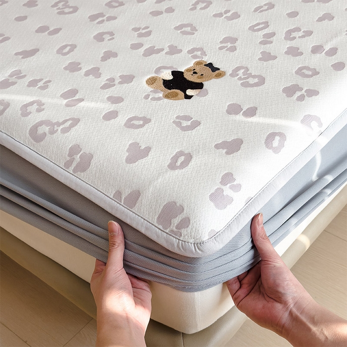 91家纺网 家纺一手货源 找家纺 几禾 2026春夏新款豹纹刺绣凉席空调软席凉席席子 小熊豹豹-浅粉 床笠款