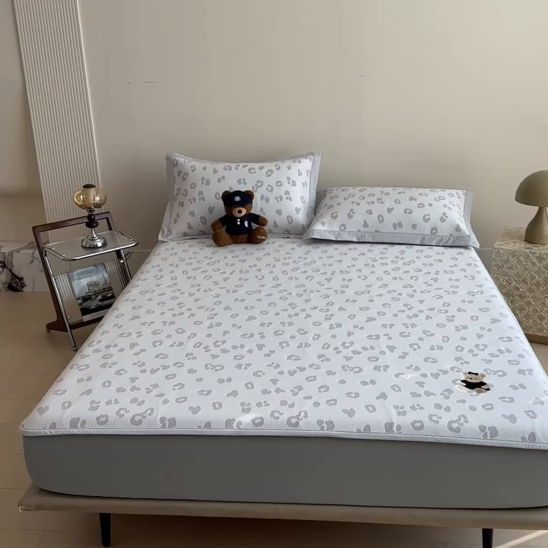 91家纺网 家纺一手货源 找家纺 几禾 2026春夏新款豹纹刺绣凉席空调软席凉席席子 小熊豹豹-浅粉 床笠款