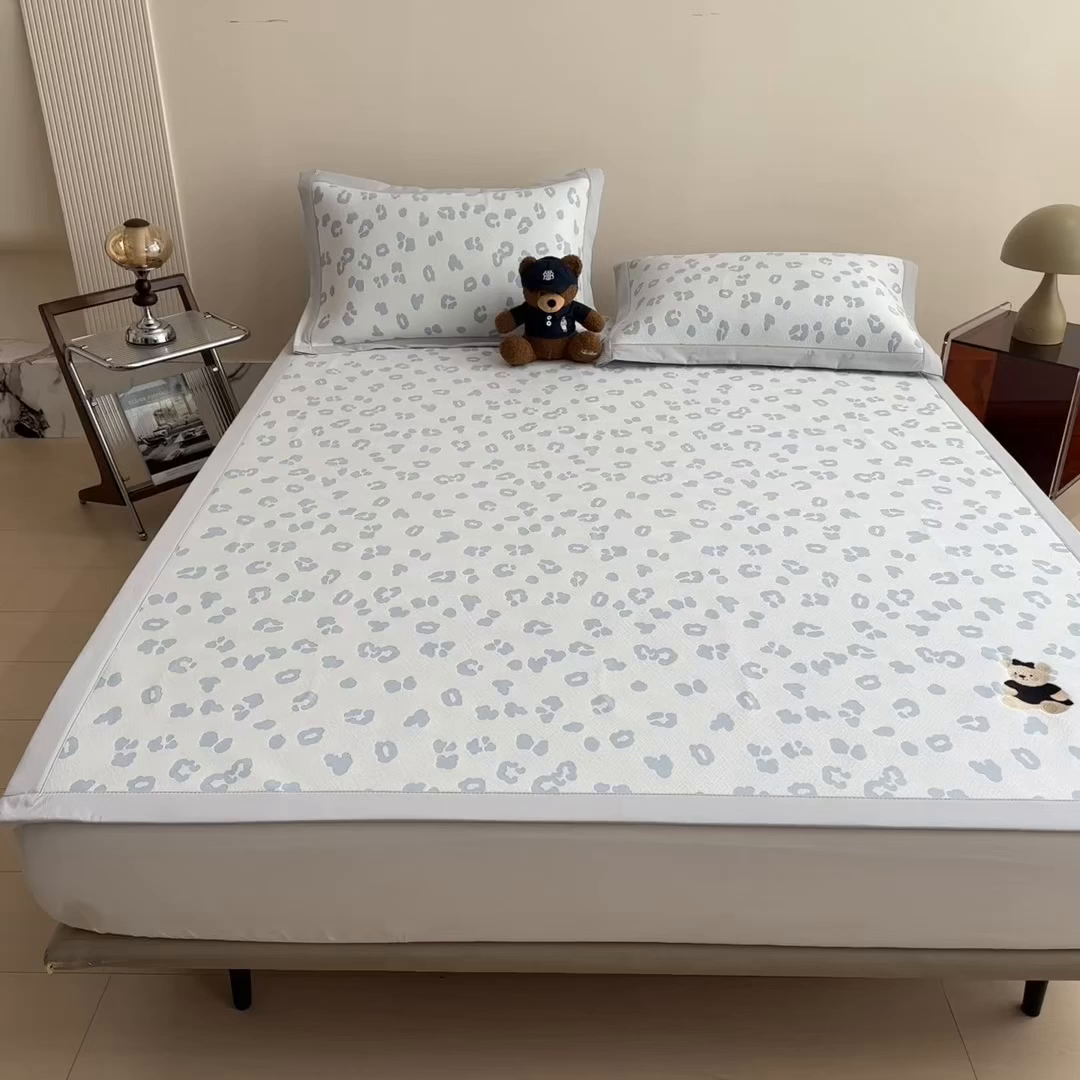 91家纺网 家纺一手货源 找家纺 几禾 2026春夏新款豹纹刺绣凉席空调软席凉席席子 小熊豹豹-浅蓝 床席款