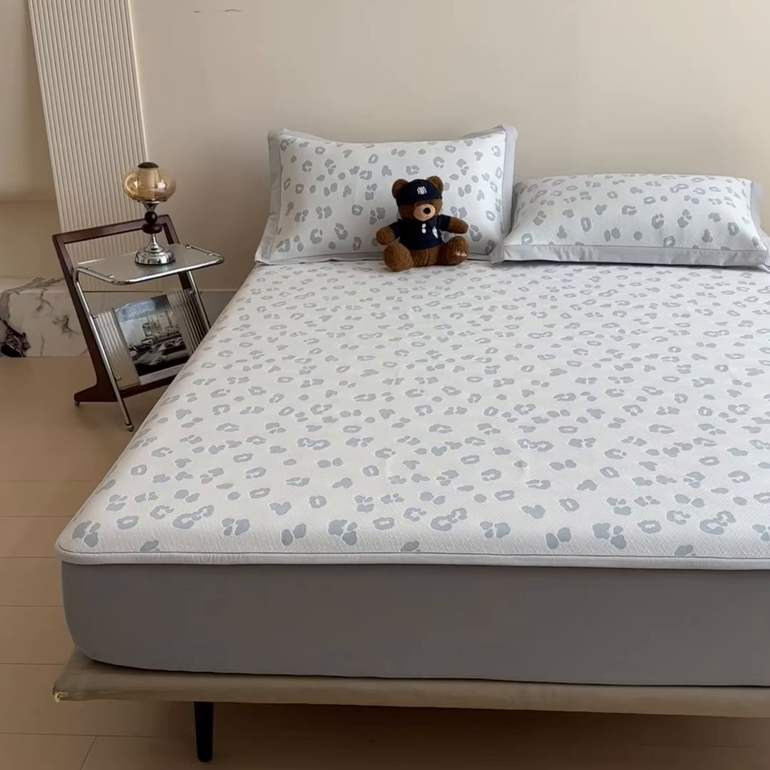 91家纺网 家纺一手货源 找家纺 几禾 2026春夏新款豹纹刺绣凉席空调软席凉席席子 小熊豹豹-浅蓝 床笠款