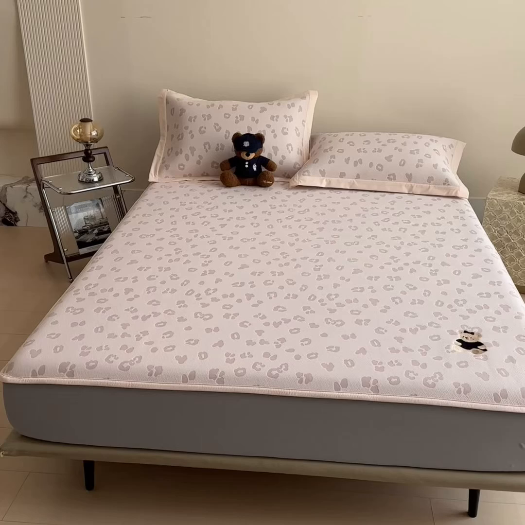 91家纺网 家纺一手货源 找家纺 几禾 2026春夏新款豹纹刺绣凉席空调软席凉席席子 小熊豹豹-粉 床笠款