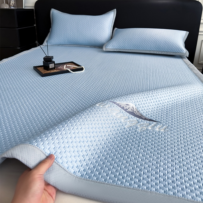 91家纺网 家纺一手货源 找家纺 人人爱家纺 2026新款冰豆豆刺绣软凉席 富士山-天蓝