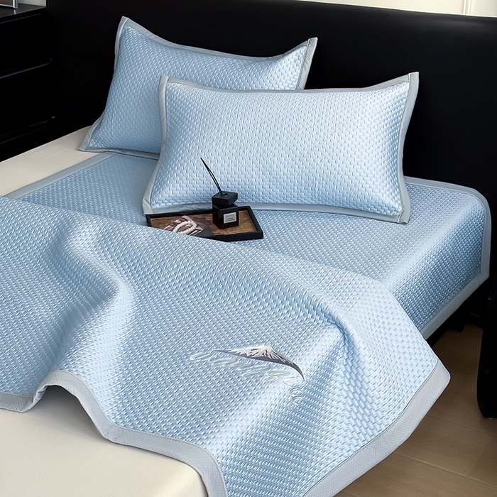 91家纺网 家纺一手货源 找家纺 人人爱家纺 2026新款冰豆豆刺绣软凉席 富士山-天蓝