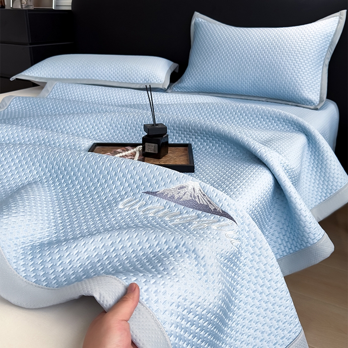 91家纺网 家纺一手货源 找家纺 人人爱家纺 2026新款冰豆豆刺绣软凉席 富士山-天蓝