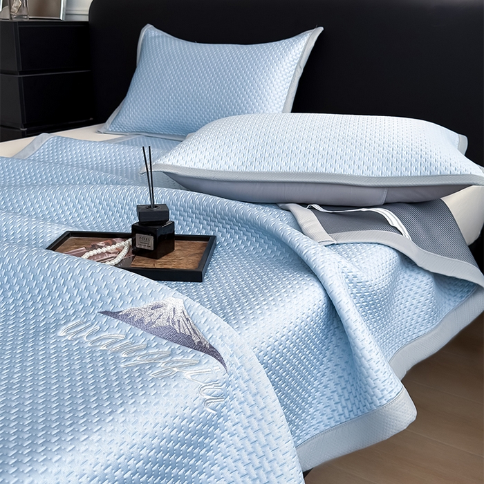 91家纺网 家纺一手货源 找家纺 人人爱家纺 2026新款冰豆豆刺绣软凉席 富士山-天蓝