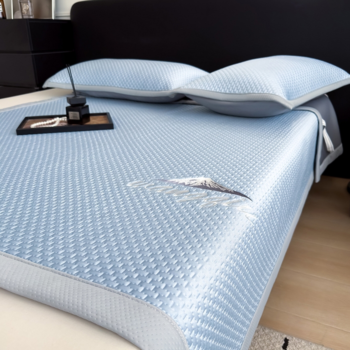 91家纺网 家纺一手货源 找家纺 人人爱家纺 2026新款冰豆豆刺绣软凉席 富士山-天蓝