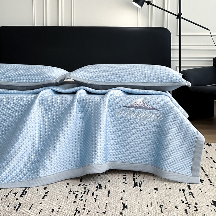 91家纺网 家纺一手货源 找家纺 人人爱家纺 2026新款冰豆豆刺绣软凉席 富士山-天蓝