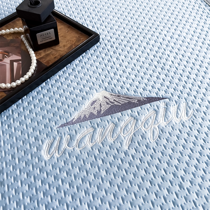 91家纺网 家纺一手货源 找家纺 人人爱家纺 2026新款冰豆豆刺绣软凉席 富士山-天蓝