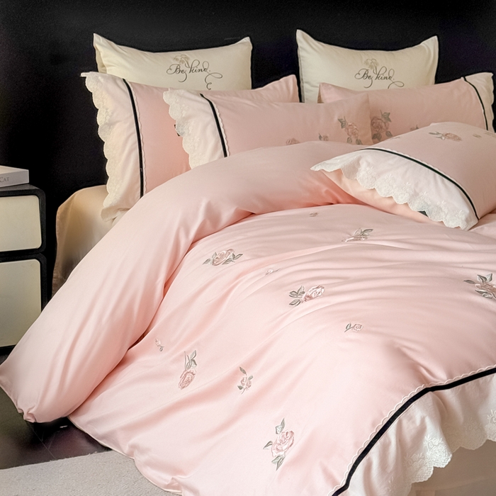 91家纺网 家纺一手货源 找家纺 卡姿家纺 2026春夏全棉小法式气质款刺绣四件套—菲琳 菲琳粉