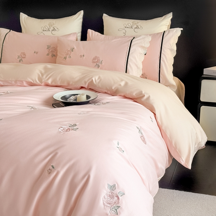 91家纺网 家纺一手货源 找家纺 卡姿家纺 2026春夏全棉小法式气质款刺绣四件套—菲琳 菲琳粉