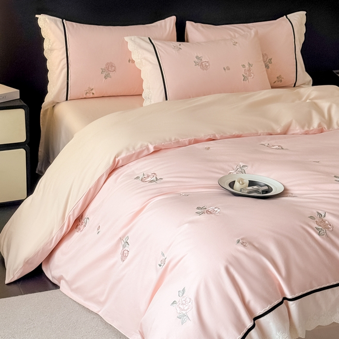 91家纺网 家纺一手货源 找家纺 卡姿家纺 2026春夏全棉小法式气质款刺绣四件套—菲琳 菲琳粉