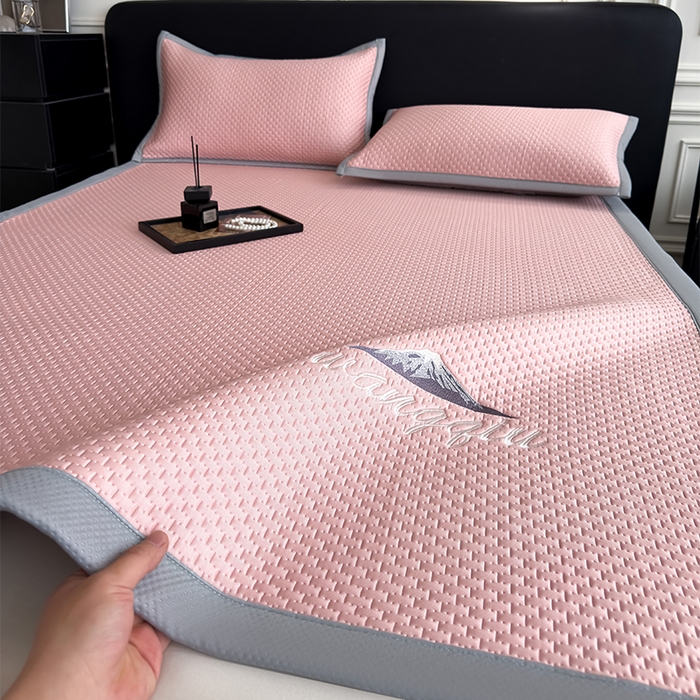 91家纺网 家纺一手货源 找家纺 人人爱家纺 2026新款冰豆豆刺绣软凉席 富士山-粉