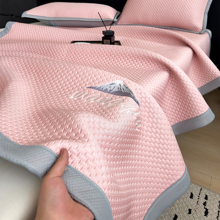 91家纺网 家纺一手货源 找家纺 人人爱家纺 2026新款冰豆豆刺绣软凉席 富士山-粉