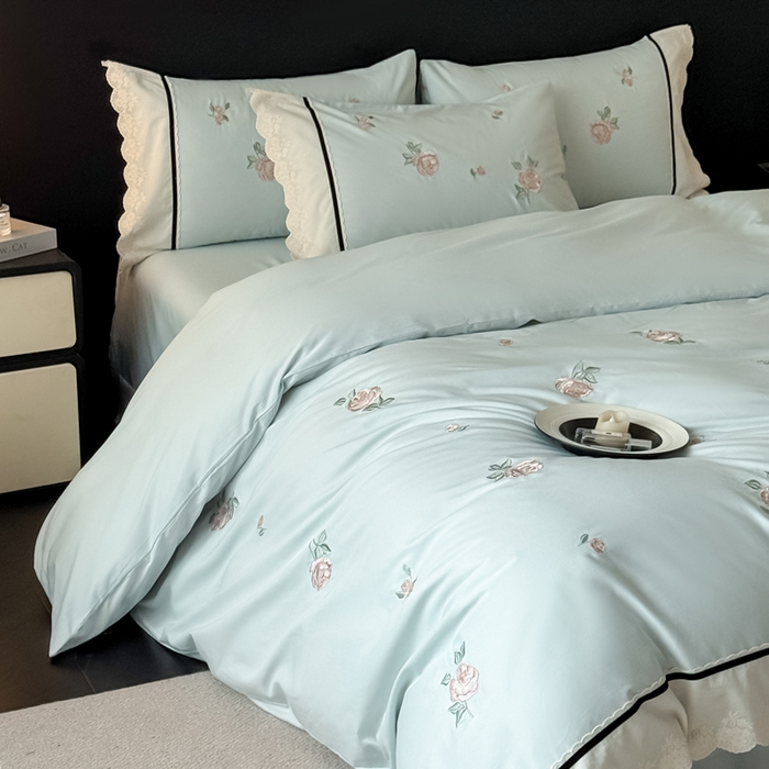 91家纺网 家纺一手货源 找家纺 卡姿家纺 2026春夏全棉小法式气质款刺绣四件套—菲琳 菲琳蓝