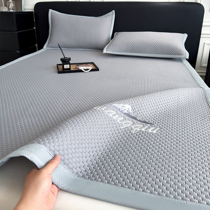 91家纺网 家纺一手货源 找家纺 人人爱家纺 2026新款冰豆豆刺绣软凉席 富士山-灰