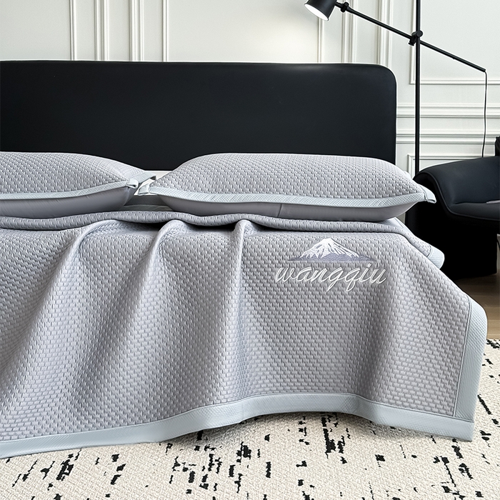 91家纺网 家纺一手货源 找家纺 人人爱家纺 2026新款冰豆豆刺绣软凉席 富士山-灰