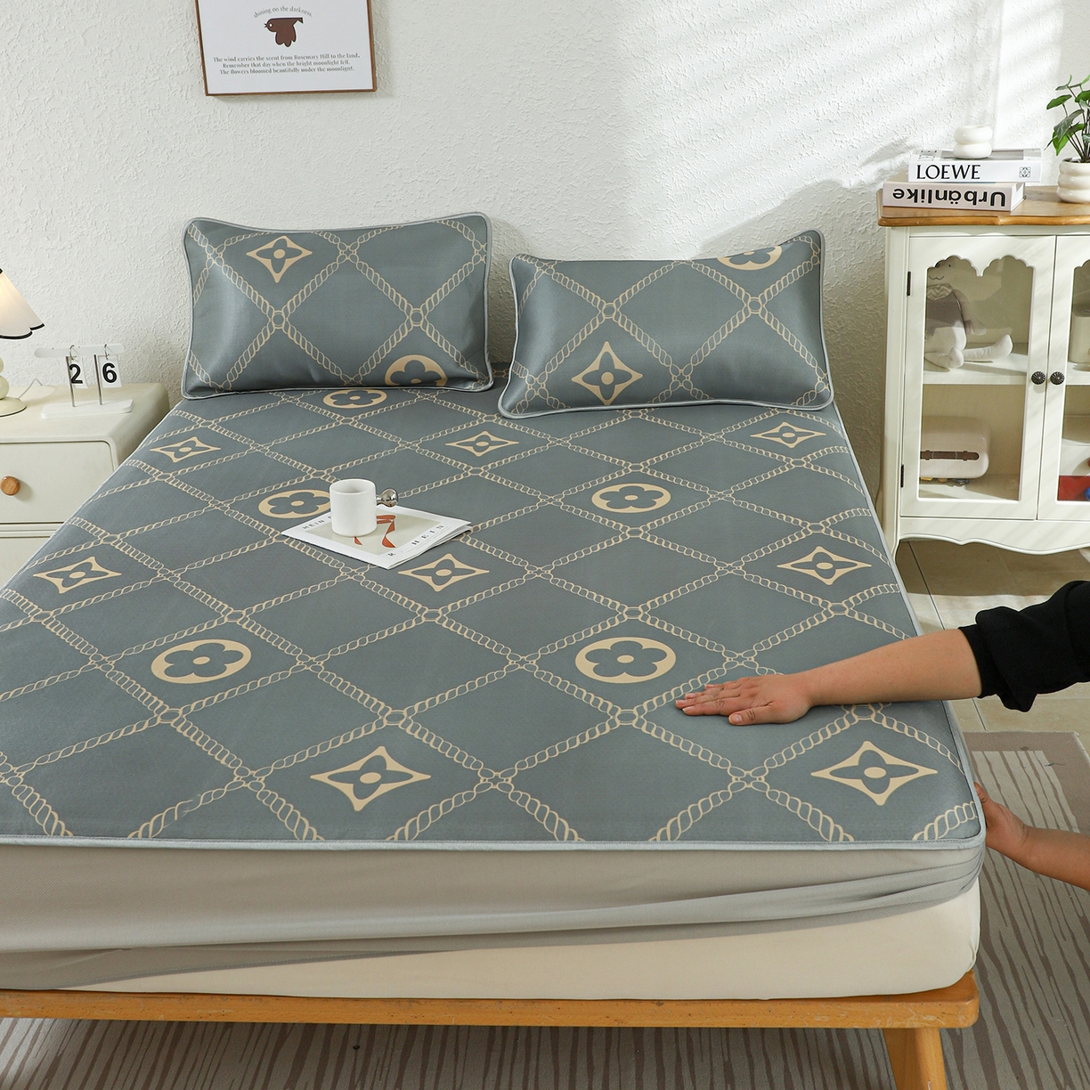 91家纺网 家纺一手货源 找家纺 （总）小萌虎 2026新款碳光冰丝凉席床笠款拍法二