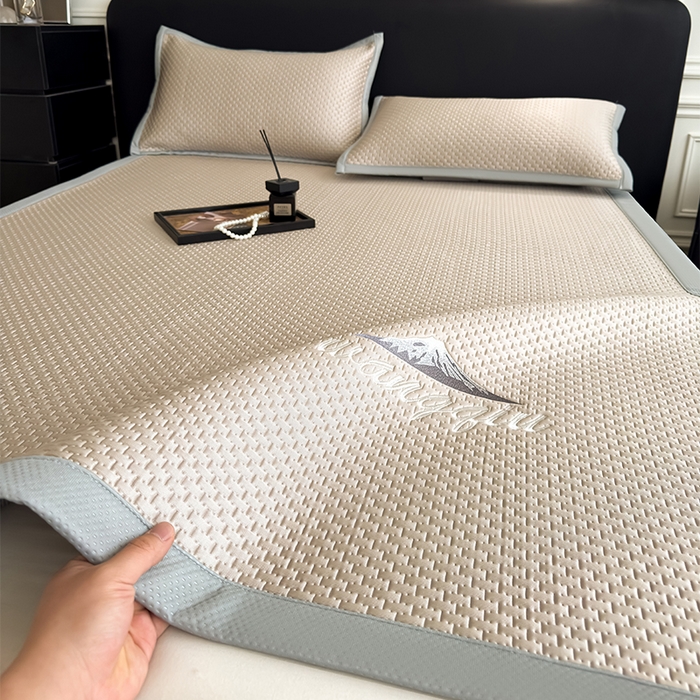 91家纺网 家纺一手货源 找家纺 人人爱家纺 2026新款冰豆豆刺绣软凉席 富士山-咖