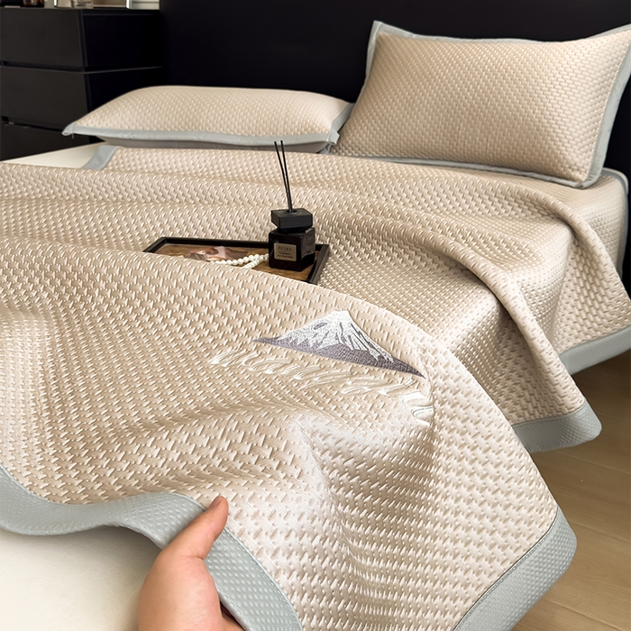 91家纺网 家纺一手货源 找家纺 人人爱家纺 2026新款冰豆豆刺绣软凉席 富士山-咖