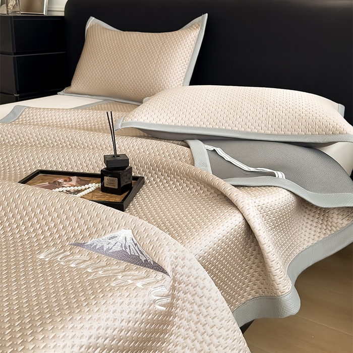 91家纺网 家纺一手货源 找家纺 人人爱家纺 2026新款冰豆豆刺绣软凉席 富士山-咖