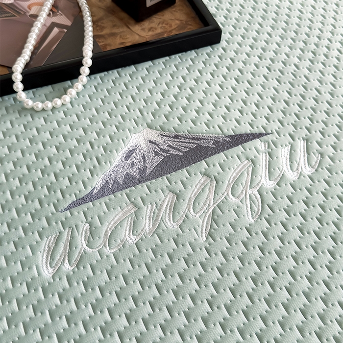 91家纺网 家纺一手货源 找家纺 人人爱家纺 2026新款冰豆豆刺绣软凉席 富士山-抹茶绿