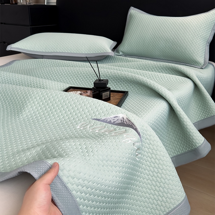 91家纺网 家纺一手货源 找家纺 人人爱家纺 2026新款冰豆豆刺绣软凉席 富士山-抹茶绿