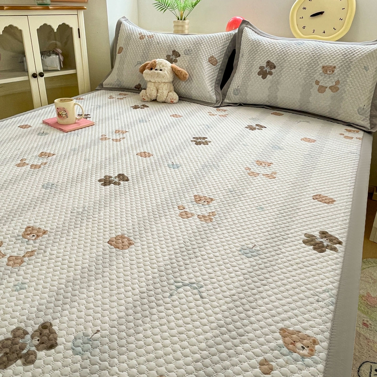 91家纺网 家纺一手货源 找家纺 大元 2026春夏新款治愈系数码印花冰豆豆凉席席子 治愈-饼干熊灰