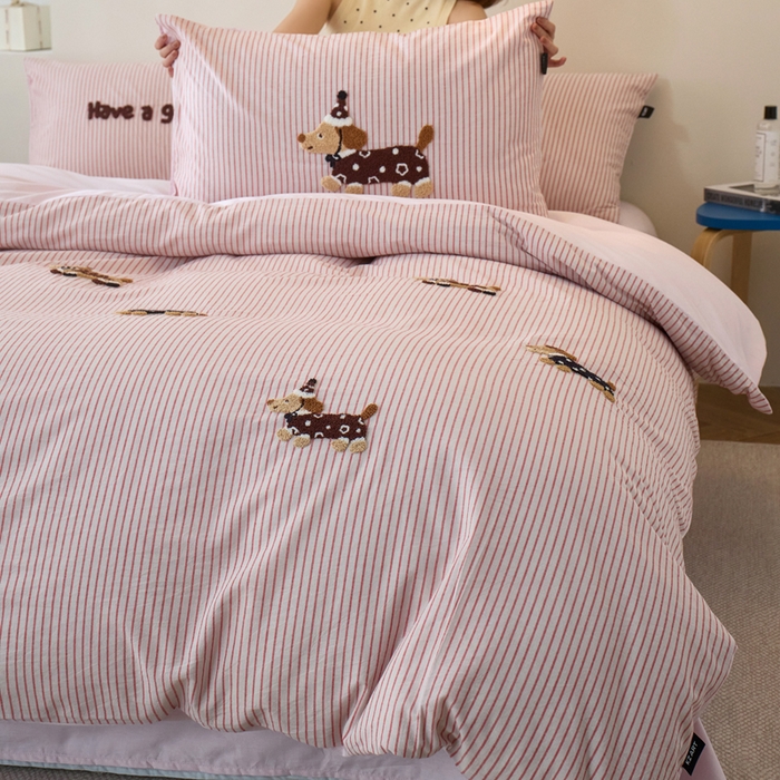 91家纺网 家纺一手货源 找家纺 卡姿家纺 全棉色织水洗棉毛巾绣四件套—小狗约克 小狗约克-粉细条纹