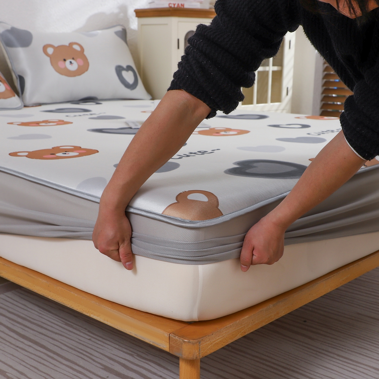 91家纺网 家纺一手货源 找家纺 小萌虎 2026新款碳光冰丝凉席床笠款拍法二 爱心熊