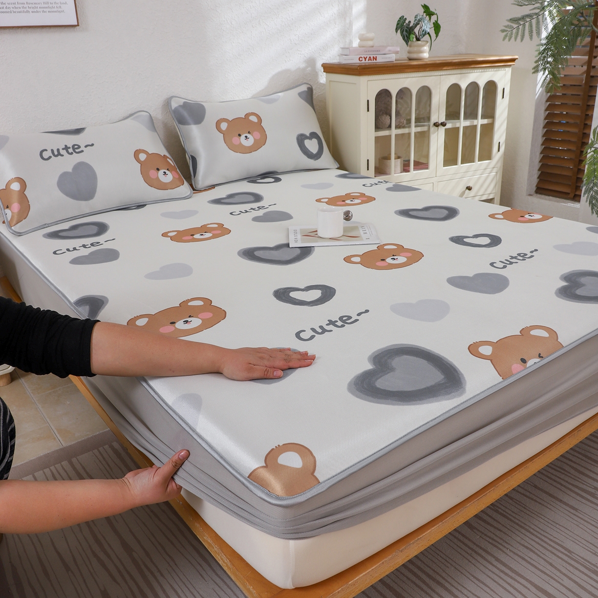 91家纺网 家纺一手货源 找家纺 小萌虎 2026新款碳光冰丝凉席床笠款拍法二 爱心熊