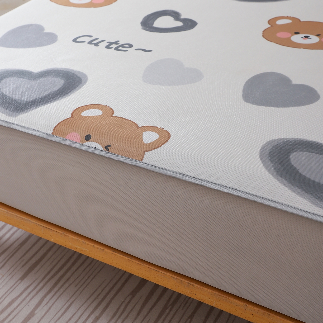 91家纺网 家纺一手货源 找家纺 小萌虎 2026新款碳光冰丝凉席床笠款拍法二 爱心熊