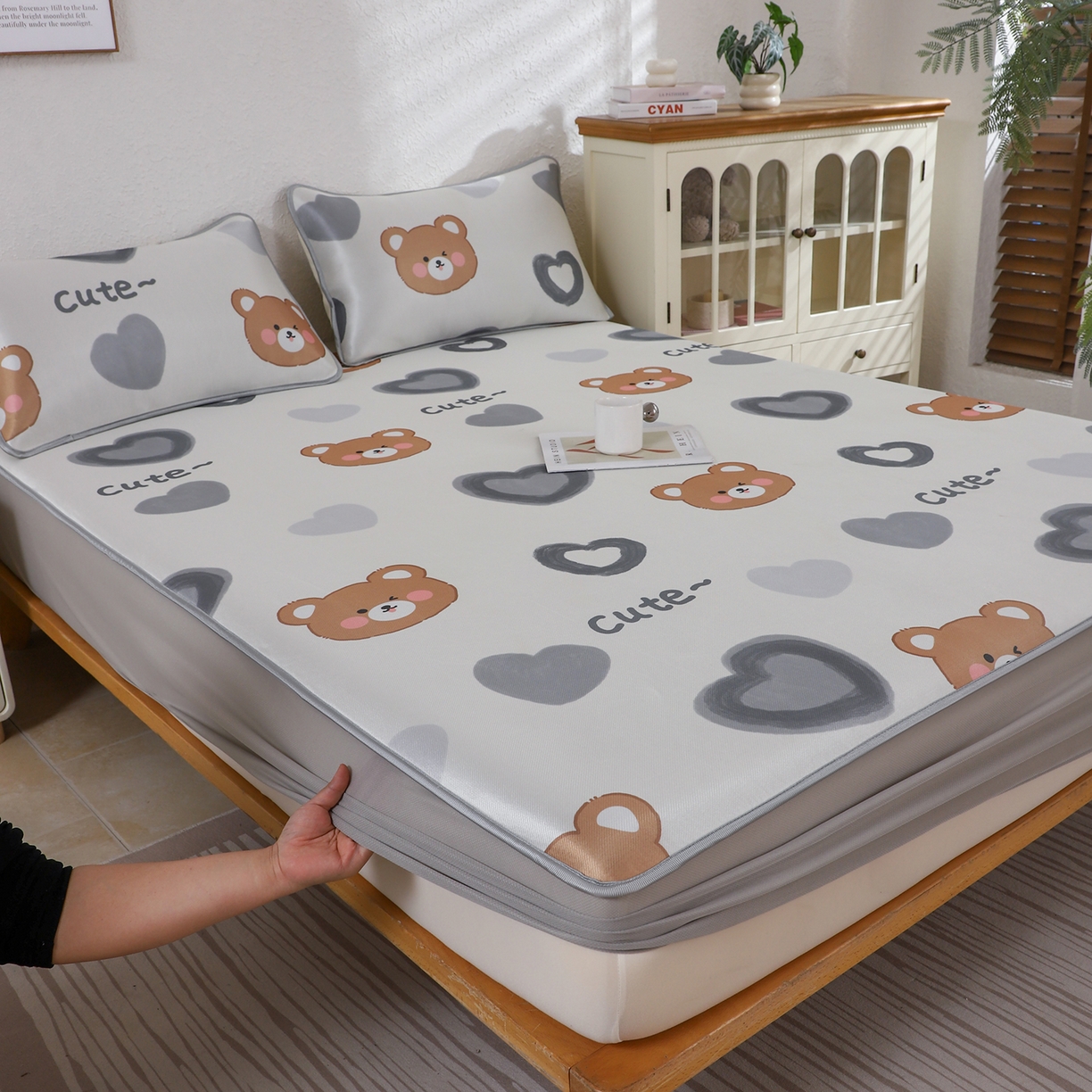 91家纺网 家纺一手货源 找家纺 小萌虎 2026新款碳光冰丝凉席床笠款拍法二 爱心熊