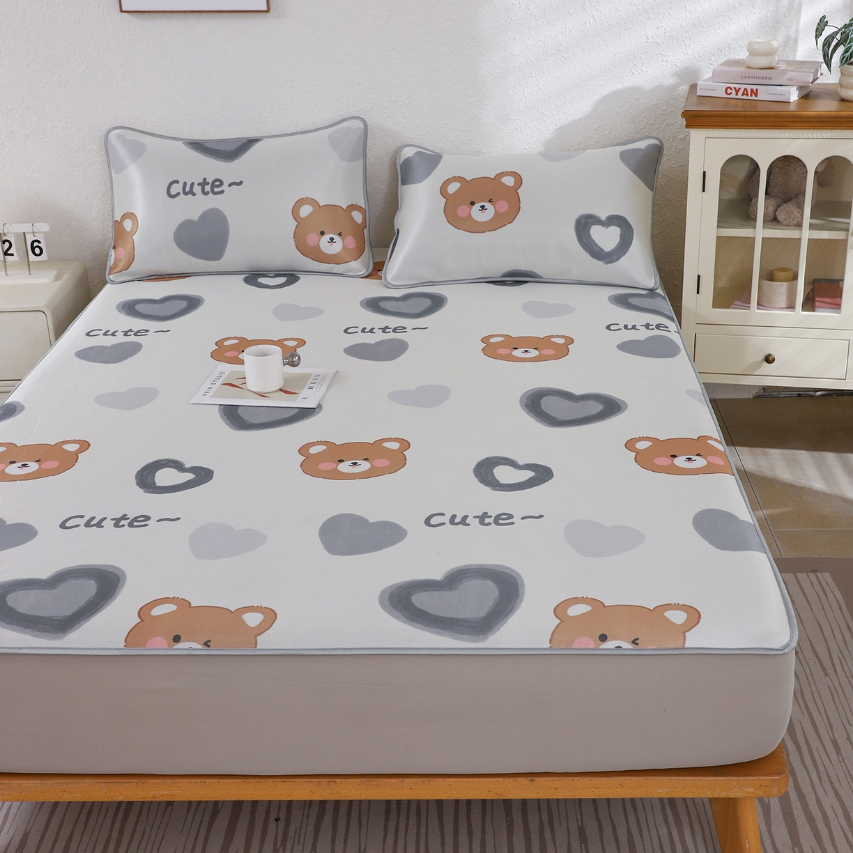 91家纺网 家纺一手货源 找家纺 小萌虎 2026新款碳光冰丝凉席床笠款拍法二 爱心熊