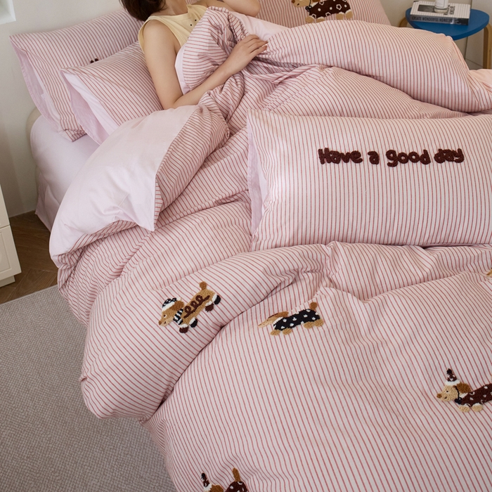 91家纺网 家纺一手货源 找家纺 卡姿家纺 全棉色织水洗棉毛巾绣四件套—小狗约克 小狗约克-粉细条纹