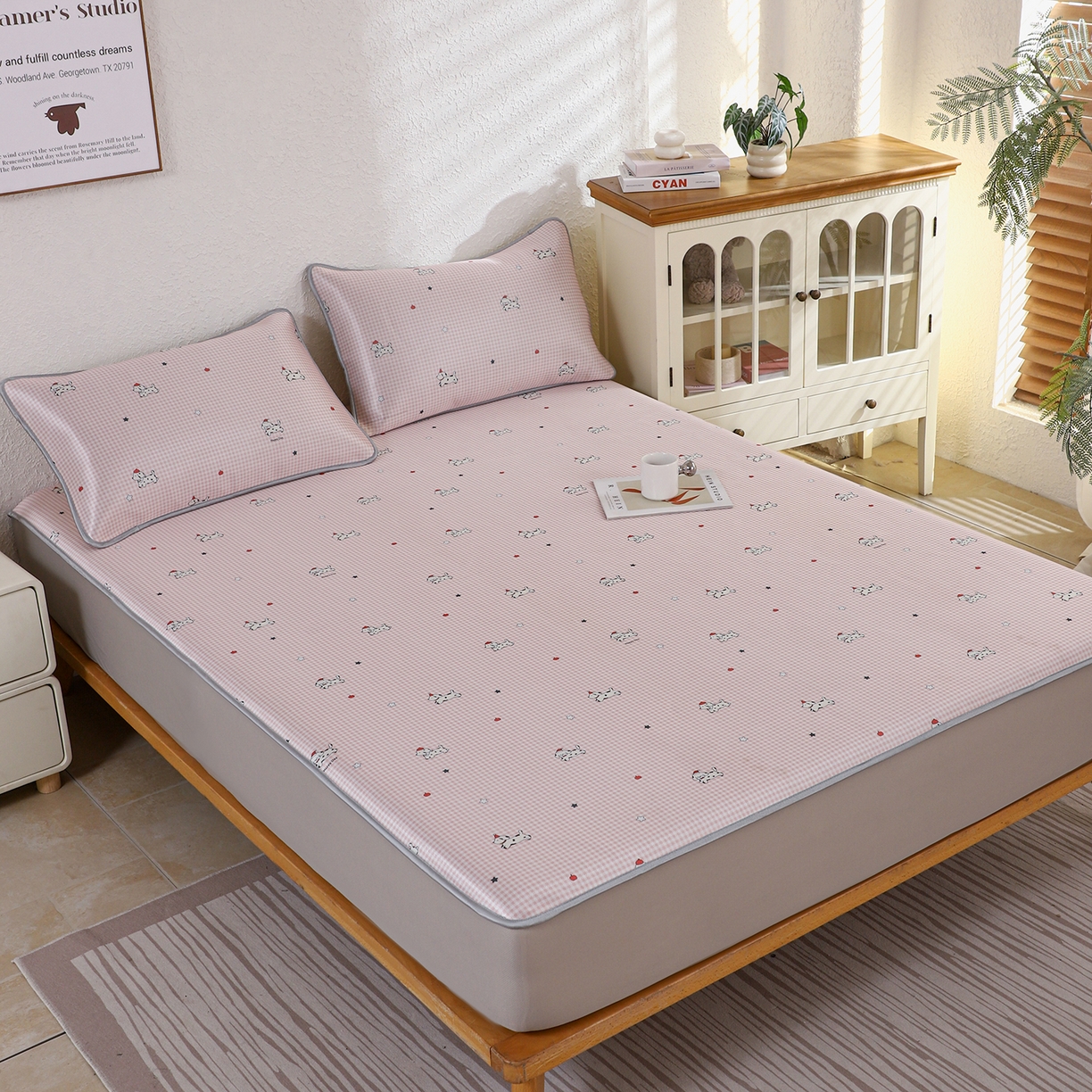 91家纺网 家纺一手货源 找家纺 小萌虎 2026新款碳光冰丝凉席床笠款拍法二 斑点狗-粉