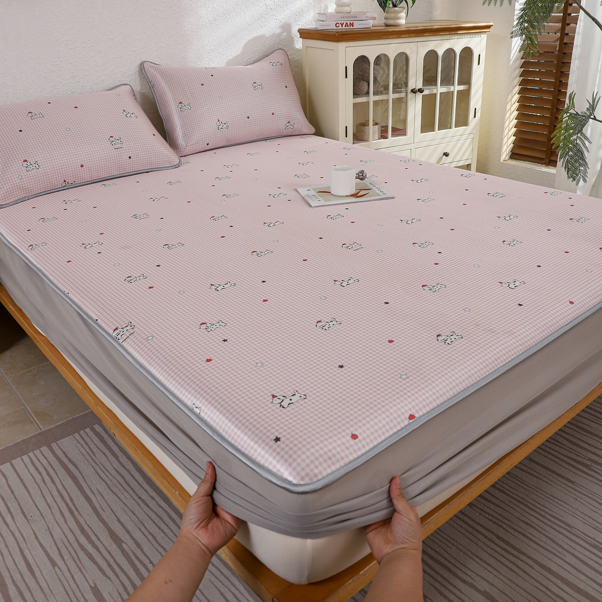 91家纺网 家纺一手货源 找家纺 小萌虎 2026新款碳光冰丝凉席床笠款拍法二 斑点狗-粉