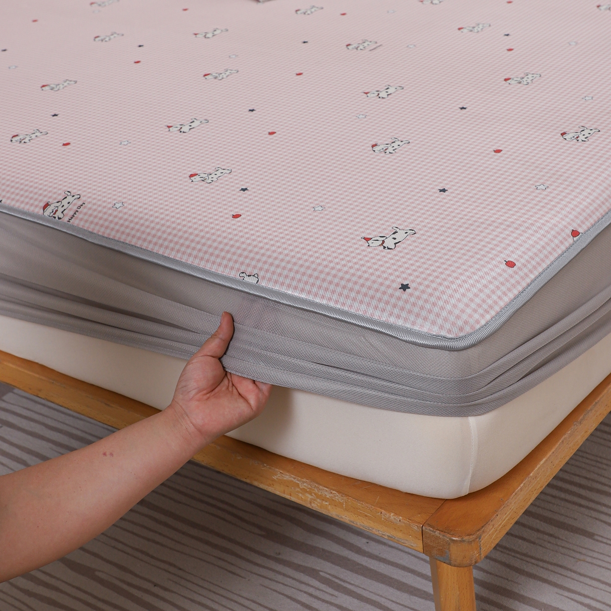 91家纺网 家纺一手货源 找家纺 小萌虎 2026新款碳光冰丝凉席床笠款拍法二 斑点狗-粉