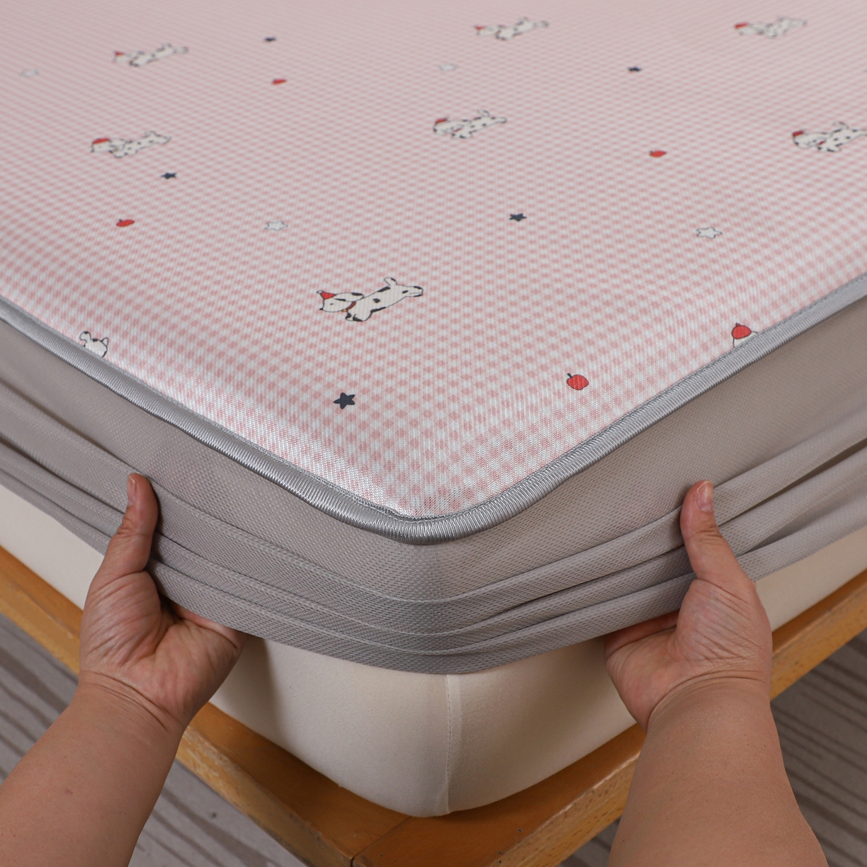 91家纺网 家纺一手货源 找家纺 小萌虎 2026新款碳光冰丝凉席床笠款拍法二 斑点狗-粉